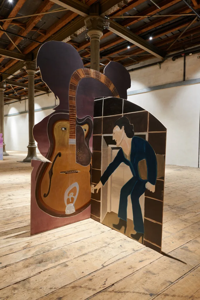 Zu grosse Frau, die nicht in den Lift nach oben passt & Roger confronted with himself